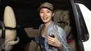 Zaskia Gotik pergi meninggalkan RSCM usai menjenguk Julia Perez, Jakarta, Selasa (27/12). Zaskia Gotik menyebut kondisi Jupe cukup baik dan segar. (Liputan6.com/Herman Zakharia)