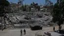Pasukan penjaga perdamaian Perserikatan Bangsa Bangsa (PBB) asal Spanyol dan militer Lebanon ditempatkan di jalan di desa Dibbine, Lebanon Tenggara, Jumat 5 Juni 2026, sehari setelah pasukan Israel mundur menyusul bentrokan sengit dengan Hizbullah. (AP Photo/Hussein Malla)