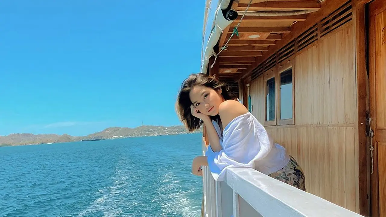 FOTO: Gaya Salshabilla Adriani Naik Kapal di Perairan Labuan Bajo