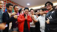 Erick Thohir bersama para pendukungnya untuk menjadi Ketua PSSI. (Bola.com/Muhammad Iqbal Ichsan)