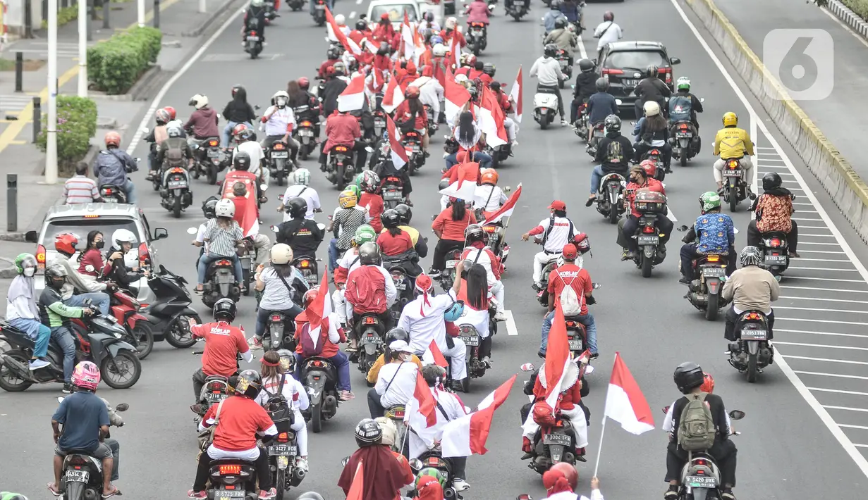Warga membawa atribut Merah Putih saat melakukan pawai Hari Kemerdekaan ke-77 Republik Indonesia (RI) di Jakarta, Rabu (17/8/2022). Pawai tersebut digelar dalam rangka merayakan Hari Kemerdekaan setelah perayaan sempat ditiadakan selama dua tahun akibat pandemi Covid-19. (merdeka.com/Iqbal S Nugroho)