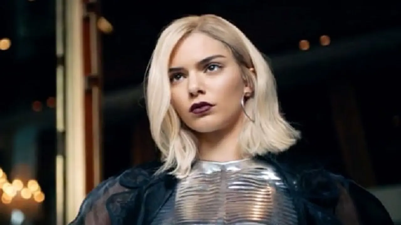 Kendall Jenner tuai protes setelah dirinya membintangi iklan sebuah merek minuma soda. (via. US Magazine)