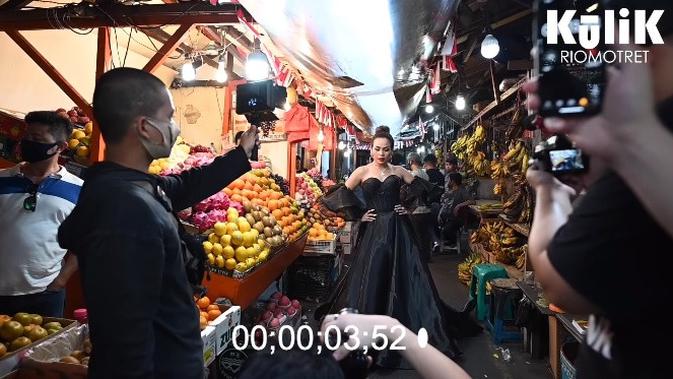 Melaney Ricardo pemotretan di Pasar Glodok (Sumber: YouTube/RIOMOTRET)