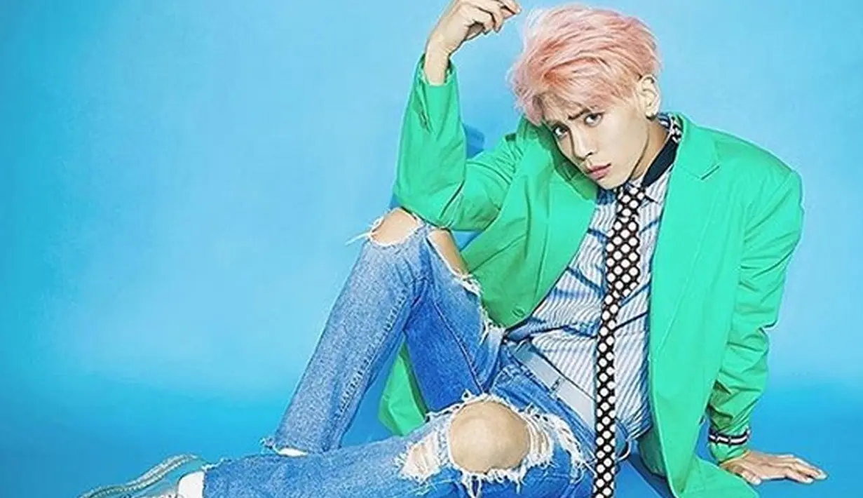 “Kami berlima sudah mengenal satu sama lain selama 10 tahun sejak kami mengikuti trainee. Terlebih, kami selalu bersikap professional dengan tak mencampuri masalah pribadi disini,” ucap Jonghyun dilansir Soompi. (Instagram/shineeofficial)