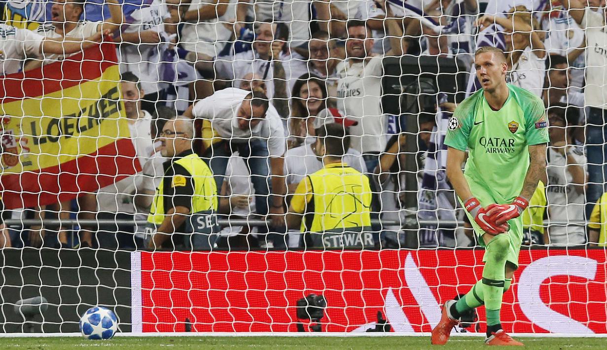 Kiper AS Roma, Robin Olsen, tampak kecewa usai gawangnya dibobol pemain Real Madrid pada laga Liga Champions di Stadion Santiago Bernabeu, Madrid, Rabu (19/9/2018). Real Madrid menang 3-0 atas AS Roma. (AP/Paul White)