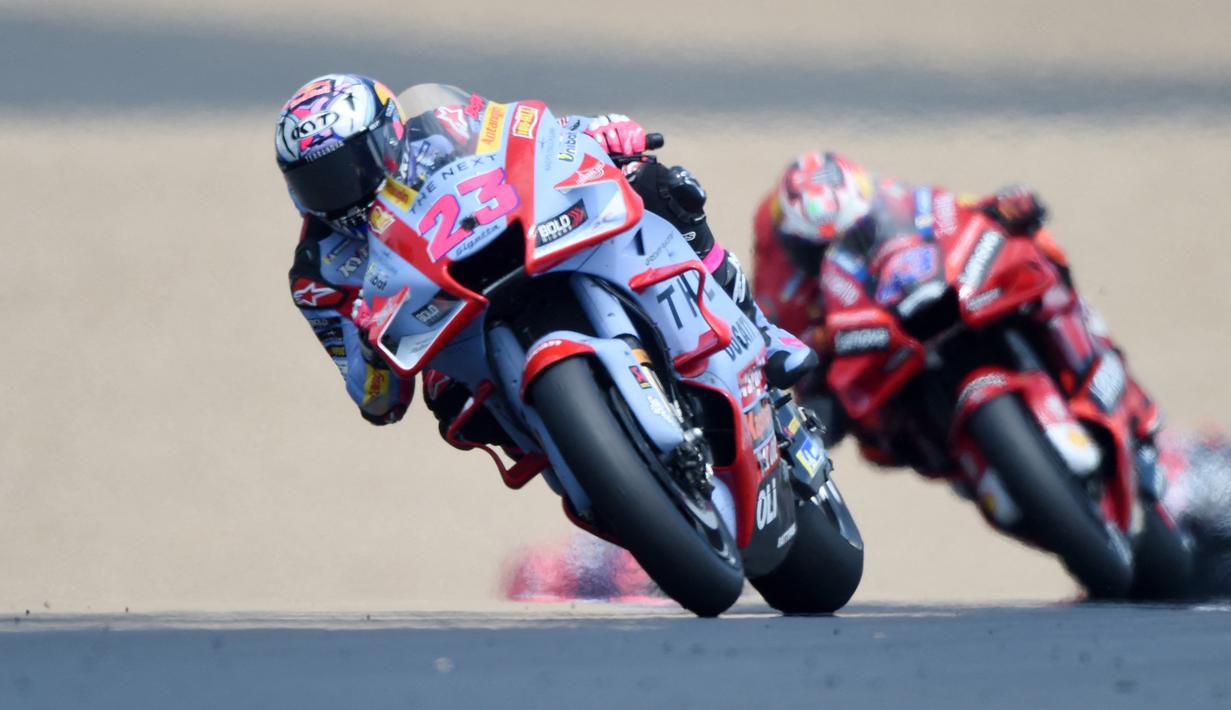 Enea Bastianini yang start dari posisi kelima baru berhasil memimpin lomba hingga akhirnya menyentuh garis finis pertama sejak balapan menyisakan 7 putaran. Ia berhasil menyalip pembalap terdepan sebagai pemegang pole position, Francesco Bagnaia. (AFP/Jean-Francois Monier)