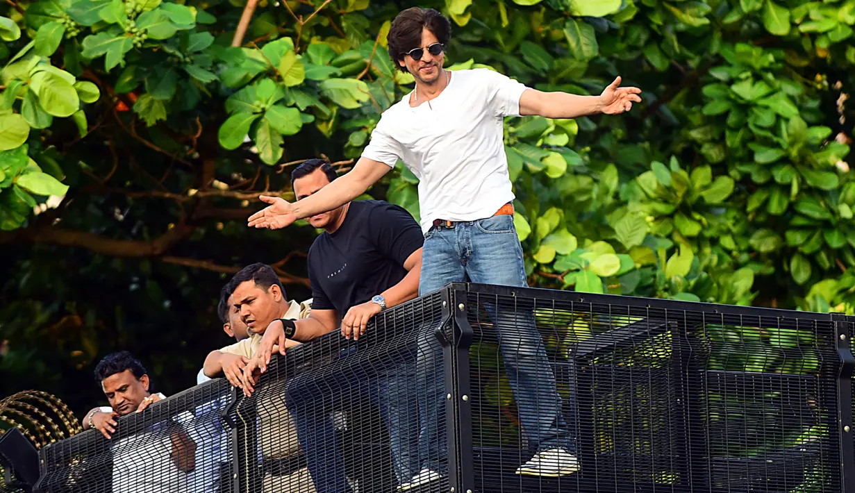 Shah Rukh Khan memberikan isyarat kepada para penggemar pada perayaan ulang tahunnya ke-54 dari balkon rumah King of Bollywood itu di Mumbai, Sabtu (2/11/2019). Seperti biasa, Shahrukh melakukan 'ritual' tahunan dengan menyapa para fans yang sudah berkumpul. (Sujit Jaiswal/AFP)