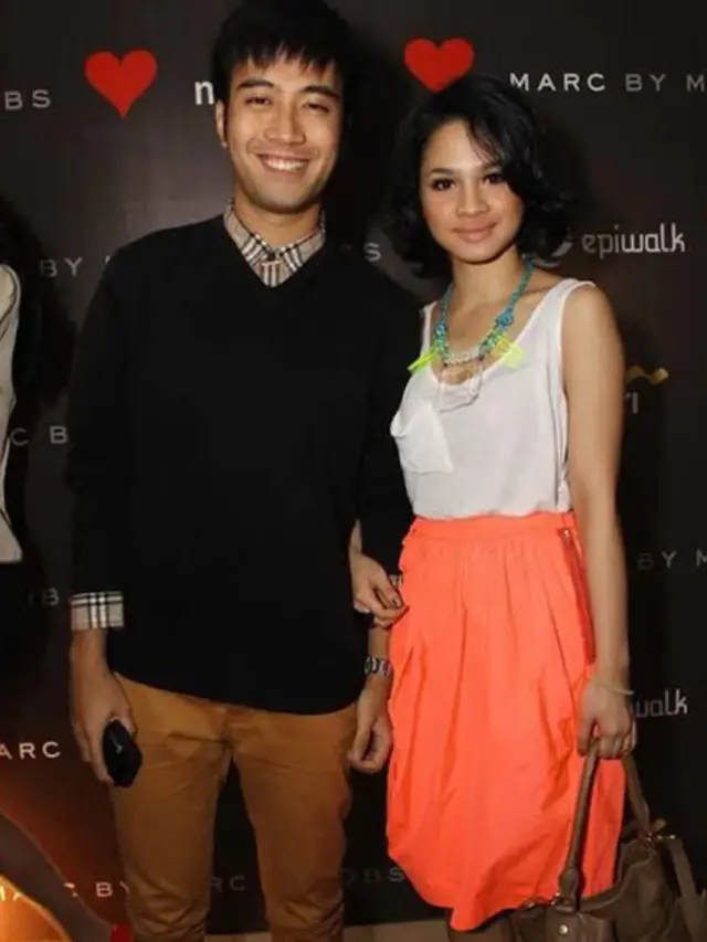 9 Potret Lawas Vidi Aldiano Bersama Sahabat Artis, Duta Persahabatan yang Dikenang