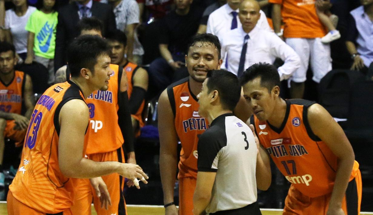 Pemain Pelita Jaya memprotes keputusan wasit. (Bola.com/Arief Bagus)