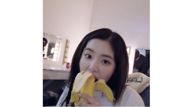 6 Potret Tingkah Absurd Idol K-Pop saat Makan Pisang, Ada yang Sama Kulitnya