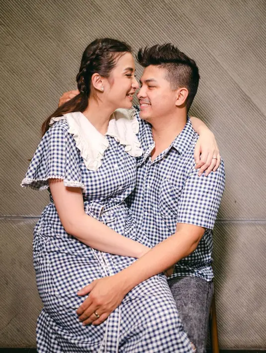 Glenn Alinskie dan Chelsea Olivia beberapa kali melakukan pemotretan bersama dengan berbagai tema. Hasil pemotretan pasangan ini pun selalu tampil totalitas. Hasil pemotretan mereka tak luput dari sanjungan para penggemar.(Liputan6.com/IG/@chelseaoliviaa)
