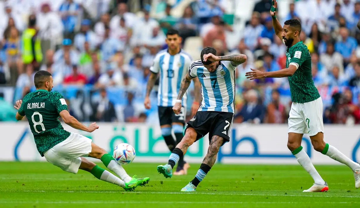 Pemain Arab Saudi Abdulelha Al-Malki (kiri) memblokir tendangan pemain Argentina Rodrigo De Paul pada pertandingan sepak bola Grup C Piala Dunia 2022 di Stadion Lusail, Lusail, Qatar, Selasa (22/11/2022). Arab Saudi mengalahkan Argentina dengan skor 2-1. (AP Photo/Jorge Saenz)