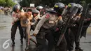 Polda Metro Jaya melakukan simulasip engamanan pelaksanaan Pilkada Serentak 2015 di Parkir Timur Senayan, Jakarta, Kamis (6/8/2015). Tampak, simulasi pengamanan tersangka provokator aksi massa pasca pemungutan suara. (Liputan6.com/Helmi Fithriansyah)