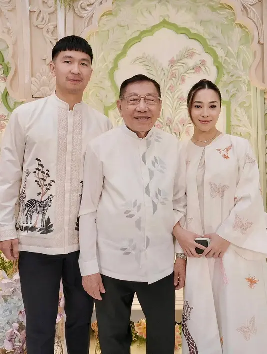 Salah satu bordir yang mencuri perhatian adalah motif zebra di bagian bawah abaya, memberikan sentuhan eksotis dan estetik pada busananya. Selain itu, terdapat bordiran kupu-kupu dan elemen alam lain yang mempermanis tampilan. [@yorafebrina].