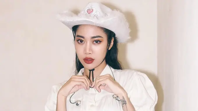 Gaya Widi Vierratale Pakai Topi Koboi Saat Manggung