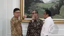 Mendagri Tjahjo Kumolo (kiri) berbincang dengan Sekretaris Kabinet Andi Widjajanto (tengah) dan Mendag Rahmat Gobel sebelum mengikuti Sidang Kabinet Paripurna di Kantor Presiden, Jakarta, Rabu (4/3/2015). (Liputan6.com/Faizal Fanani)