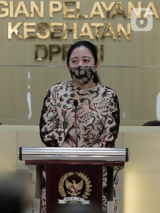 Ketua DPR Puan Maharani menyampaikan sambutan saat memberikan bantuan ventilator dari pimpinan DPR kepada Bagian Pelayanan Kesehatan DPR RI, Jakarta, Selasa (16/6/2020). Bantuan tersebut untuk mengantisipasi jika ada pegawai atau anggota DPR yang teriindikasi COVID-19. (Liputan6.com/Johan Tallo)