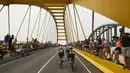 Para pebalap sedang melewati sebuah jembatan di Etape 2 Tour de France yang berjarak 166 km antara Utrecht dan Vrouwenpolder, Belanda. (5/7/2015). (AFP PHOTO/LIONEL BONAVENTURE)