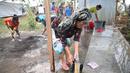 Warga pengungsi Gunung Agung mencuci pakaian di MCK sementara di di Posko Pengungsi Rendang, Bali, Sabtu (2/12). (Liputan6.com/Immanuel Antonius)