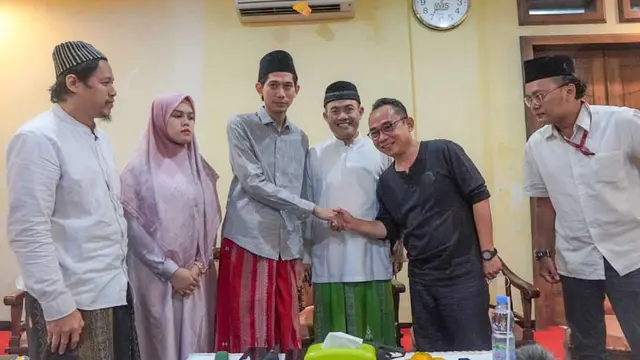 Pegiat medsos Eko Kuntadhi meminta maaf di Ponpes Lirboyo atas unggahannya yang menghina Ning Imaz dan dianggap menghina tafsir Al-Qur'an. (Foto: Istimewa)