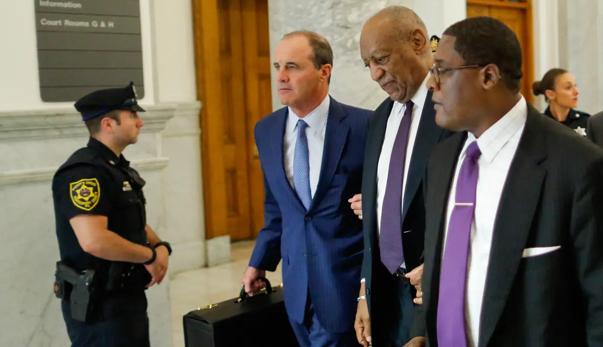 Bill Cosby (kedua kanan) dan pengacara Brian McMonagle keluar dari Pengadilan Negeri Montgomery usai persidangan seksualnya di Norristown, (6/6). Kasus pelecehan seksual Cosby terjadi sejak tahun 1960an. (Eduardo Munoz Alvarez/Pool Photo via AP)