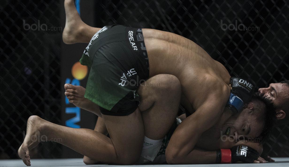 Petarung Indonesia, Stefer Rahardian, mengunci petarung Pakistan, Muhammad Imran, saat laga One Championship di JCC Senayan, Jakarta, Sabtu (20/1/2018). Stefar berhasil mengalahkan Imran. (Bola.com/Vitalis Yogi Trisna)