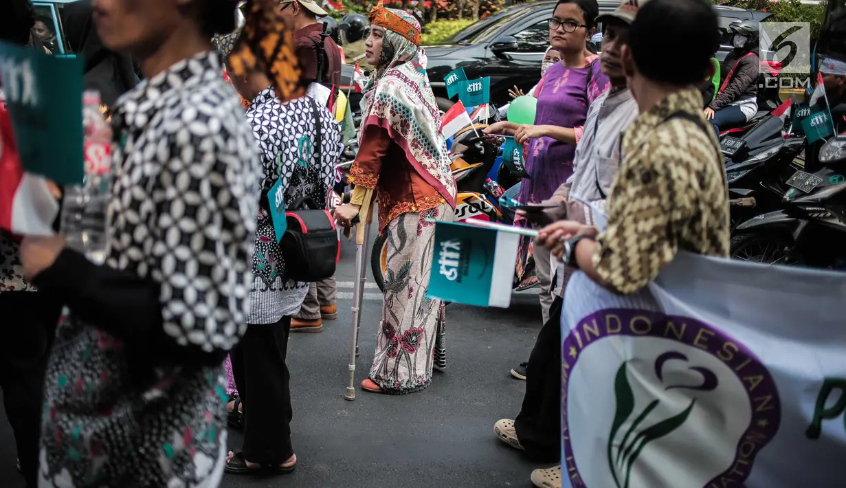 Penyandang disabilitas mengikuti pawai budaya di kawasan MH Thamrin, Jakarta, Selasa (27/8/2019). Kegiatan bertema “Menuju Disabilitas Merdeka” tersebut menuntut pemerintah Indonesia untuk tidak melakukan diskriminasi terhadap mereka. (Liputan6.com/Faizal Fanani)