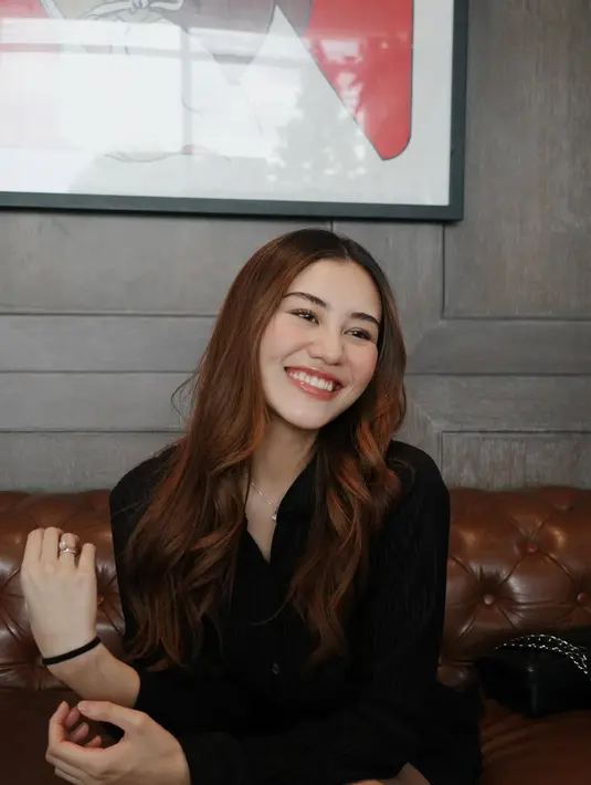 Seperti pada foto terbarunya dengan mengumbar senyuman manis yang bikin wajah Aaliyah makin cantik [@aaliyah.massaid]