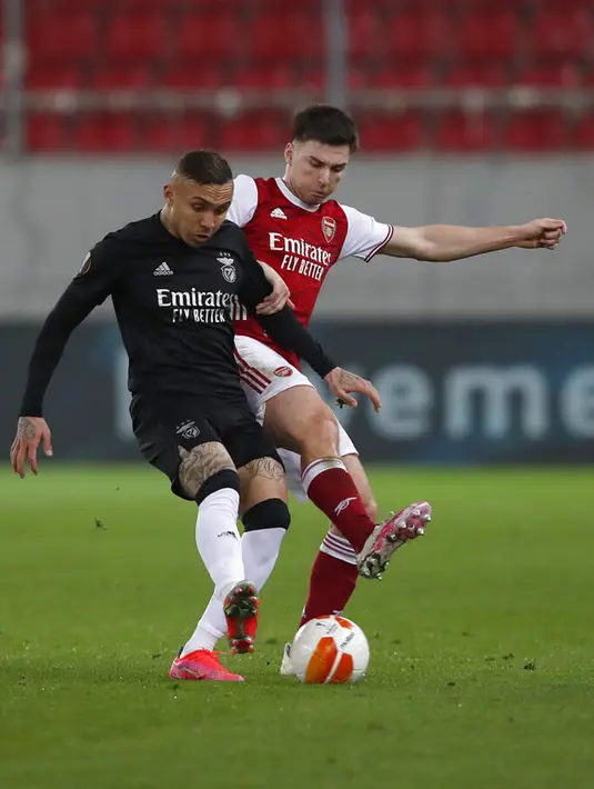 Pemain Benfica Everton (kiri) berebut bola dengan pemain Arsenal Kieran Tierney pada leg kedua babak 32 besar Liga Europa di Stadion Georgios Karaiskakis, Piraeus, Athena, Yunani, Kamis (25/2/2021). Arsenal menang 3-2 dan lolos ke babak 16 besar. (AP Photo/Thanassis Stavrakis)
