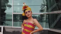 Aktris kelahiran 27 September 2001 ini terlihat anggun saat mengenakan pakaian khas Bali. Kali ini gaya busana adat tradisional sukses membuat wanita asal Jakarta ini bak gadis lokal Bali. (Liputan6.com/IG/@arawindak)