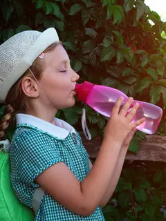 Ilustrasi botol minum anak. (c) Kawaiis/Depositphotos.com