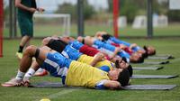 Para pemain Iran melakukan peregangan pada sesi latihan di Antalya, Turki pada 19 Mei 2026. Timnas Iran tiba di Turki pada 19 Mei 2026 untuk mengikuti training camp sebelum Piala Dunia 2026. (Oner SAN / AFP)