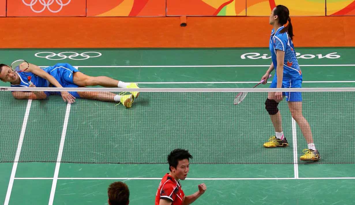 Tontowi Ahmad/Liliyana Natsir berhasil mengalahkan pemain Tiongkok Zhang Nan/Zhao Yunlei di semifinal bulutangkis Olimpiade Rio 2016, Brasil, Senin (15/8). Tontowi/Liliyana menang dengan 21-16, 21-15. (REUTERS)