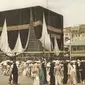 Melihat Kabah lebih dekat. | via: National Geographic Magazine