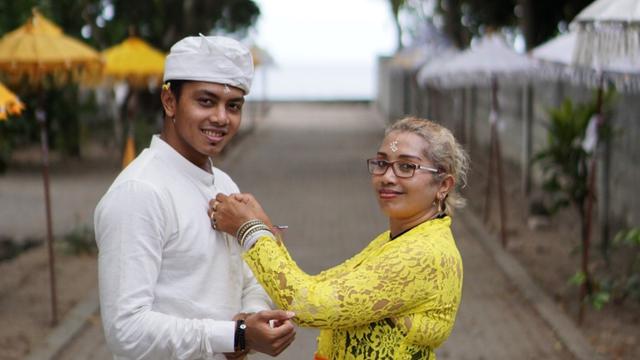 Perenang I Gede Siman Sudartawa bersama ibunya