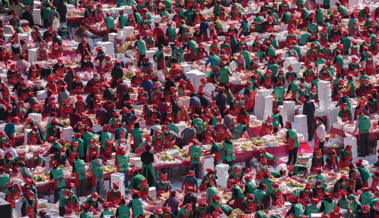 Ratusan peserta berpartisipasi dalam festival pembuatan kimchi di Seoul (2/11). Hidangan tradisional berupa kubis yang difermentasi dan lobak ini hasilnya akan didonasikan untuk kaum minoritas di Korsel.  (AFP Photo/Ed Jones)