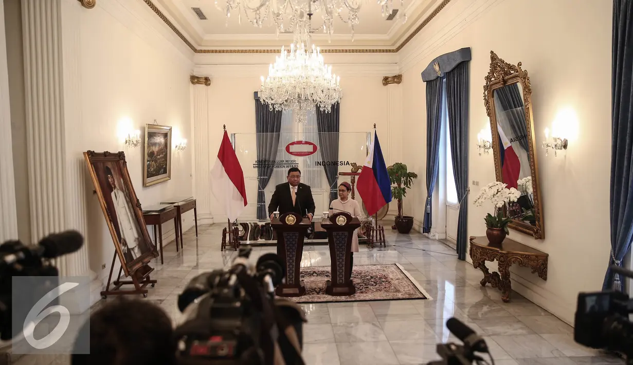 Menlu RI Retno Marsudi (kanan) dan Menlu Filipina Jose Rene Almendras memberi keterangan pers, Jakarta, Rabu (4/5). Keduanya membahas penyanderaan empat warga negara Indonesia oleh kelompok sipil bersenjata di Filipina. (Liputan6.com/Faizal Fanani)