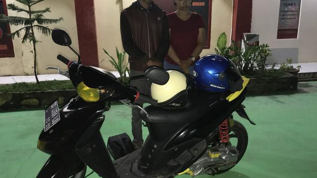 Berkat Mata-mata, Sepasang Kekasih Spesialis Pencuri Handpone Ini Tertangkap (Liputan6.com/ Eka Hakim)