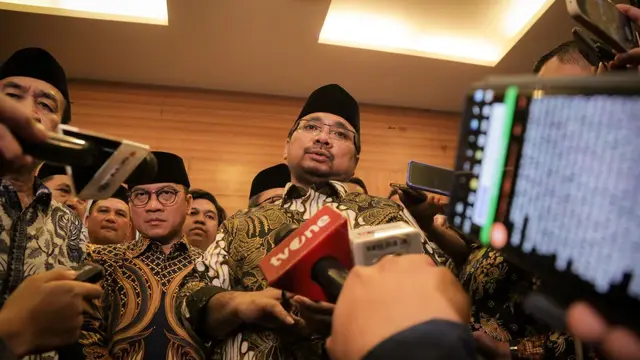 Menteri Agama (Menag) Yaqut Cholil Qoumas usai membuka Bimtek Terintegrasi dengan Kemenkes PPIH Arab Saudi di Asrama Haji Pondok Gede, Jakarta Timur, Rabu malam (12/4/2023)