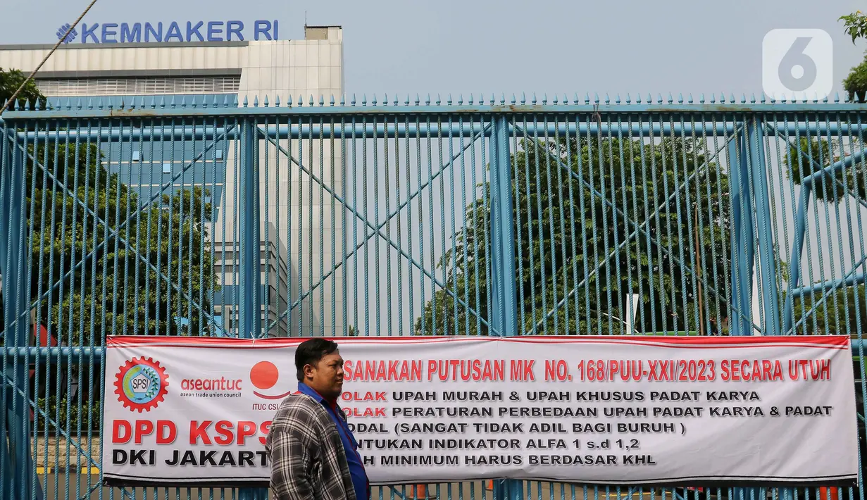 Buruh juga mendesak pihak pengusaha segera menjalankan keputusan Mahkamah Konstitusi tanpa tafsir pemerintah. (Liputan6.com/Herman Zakharia)