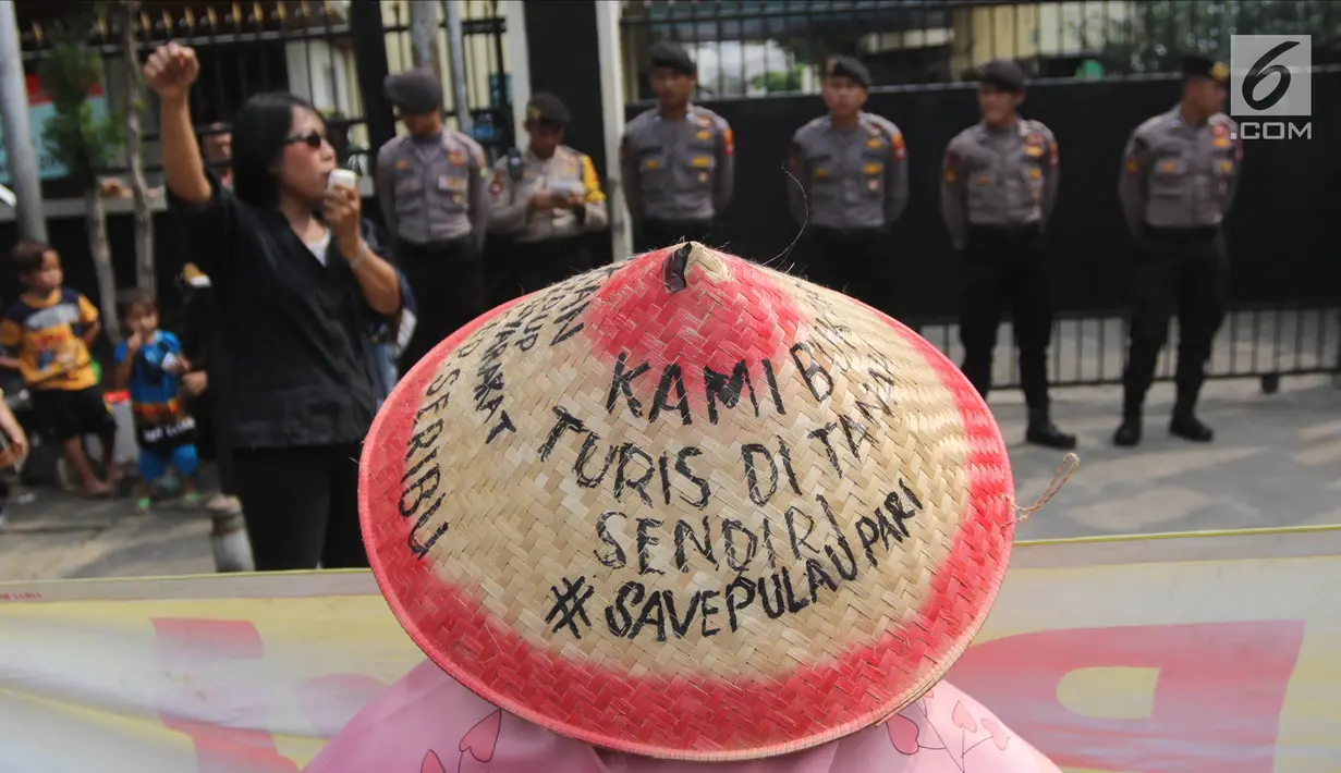 Warga Pulau Pari berorasi saat menggelar aksi di depan PN Jakarta Utara, Kamis (12/7). Mereka menolak dugaan kriminalisasi terhadap Ketua RW Pulau Pari Sulaiman dalam kasus penyerobotan lahan. (Liputan6.com/Arya Manggala)