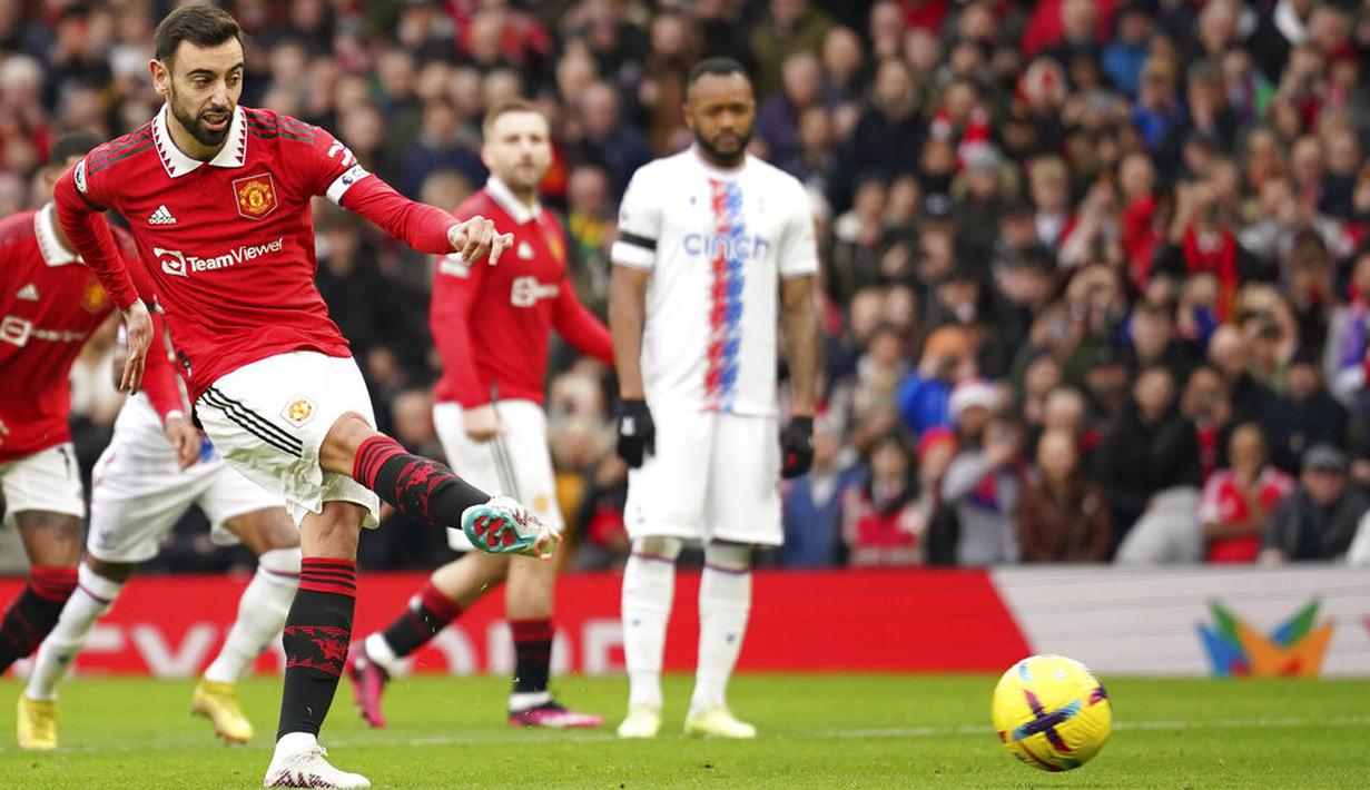Pemain Manchester United, Bruno Fernandes mencetak gol ke gawang Crystal Palace dalam lanjutan Liga Inggris 2022/2023 di Old Trafford, Sabtu (4/2/2023) malam WIB. Gol dari titik penalti tersbut membuat Bruno Fernandes menempati posisi kedua dengan torehan lima gol. (AP Photo/Dave Thompson)