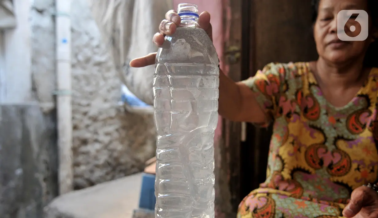 Warga menunjukkan kondisi air keruh di Kampung Baru Kubur Koja, Penjaringan, Jakarta, Minggu (6/10/2019). Kondisi ini menyebabkan warga mengeluh karena tidak dapat digunakan untuk MCK. (merdeka.com/Iqbal S Nugroho)