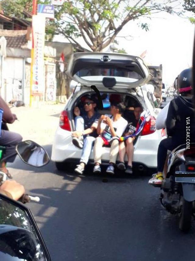 Jangan Ditiru, 6 Cara Nebeng Kendaraan yang Membahayakan Jiwa dan Raga