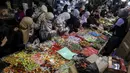 Warga Palestina berbelanja manisan menyambut datangnya bulan suci Ramadhan di Kota Tua Yerusalem, 28 Maret 2022. (HAZEM BADER/AFP)