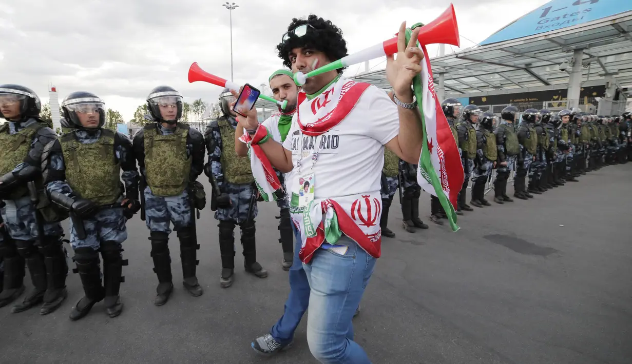 Fans Iran meniupkan terompet saat merayakan kemenangan atas Maroko pada laga Piala Dunia di Saint Petersburg, Rusia, Jumat, (15/6/2018). Iran Menang 1-0 atas Maroko. (AP/Dmitri Lovetsky)