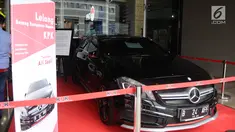 Mobil mewah milik terpidana korupsi yang dilelang KPK saat peringatan Hari Anti Korupsi Sedunia di Jakarta, Selasa (4/12). Mobil Mercedes Benz milik Ali Sadli yang juga auditor BPK bernilai Nilai limit mobil ini Rp 821 juta. (Liputan6.com/Angga Yuniar)