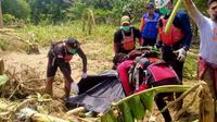 Tim Gabungan SAR Polewali Mandar mengevakuasi jasad satri yang terseret banjir bandang (Foto: Liputan6.com/Istimewa)