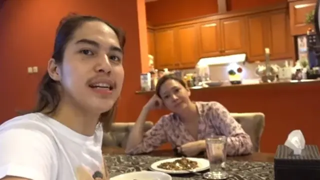 7 Momen Maia Estianty Masak di Rumah, Pakai Piyama dan Tanpa Makeup