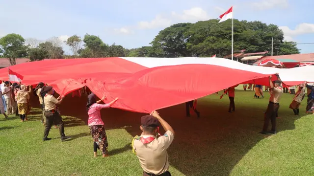 Bendera Merah Putih.